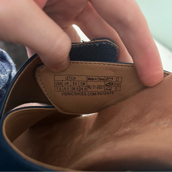 Vionic Leticia blue pebbled leather wedge sandals. Size 7.5 - Picture 6 of 6